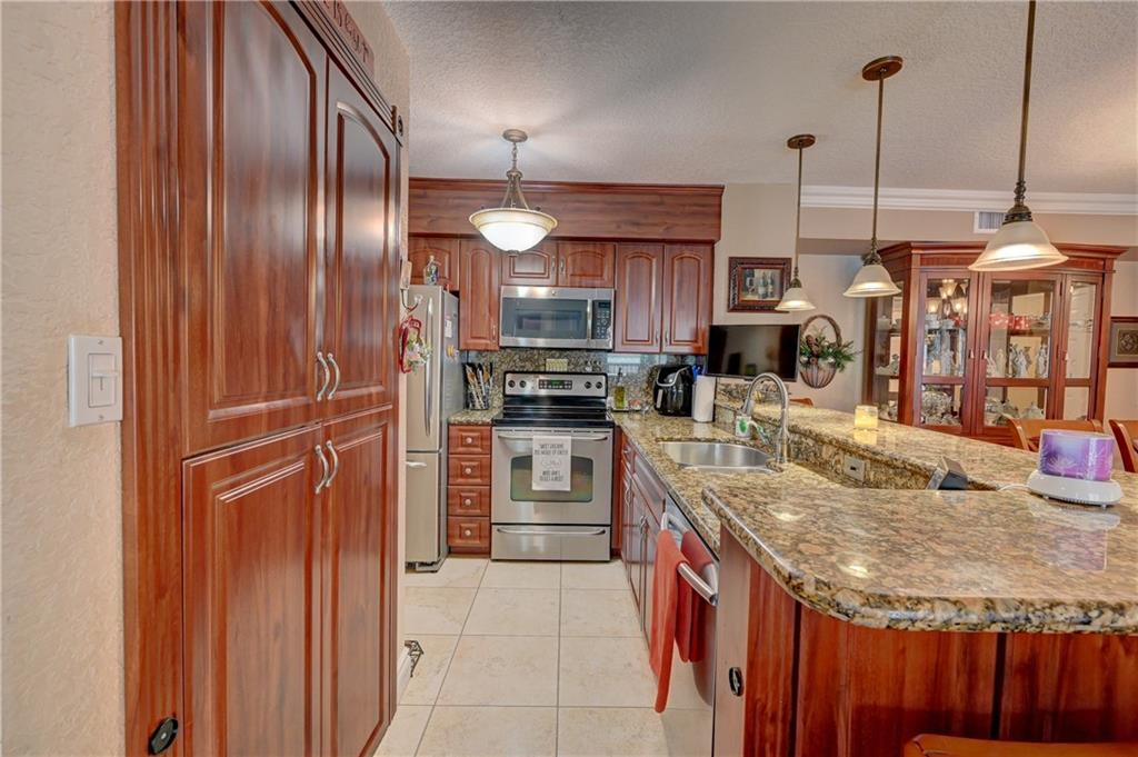 HOLLYWOOD PARC - Residential