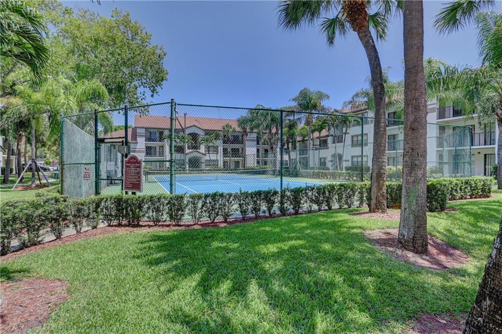 HOLLYWOOD PARC - Residential