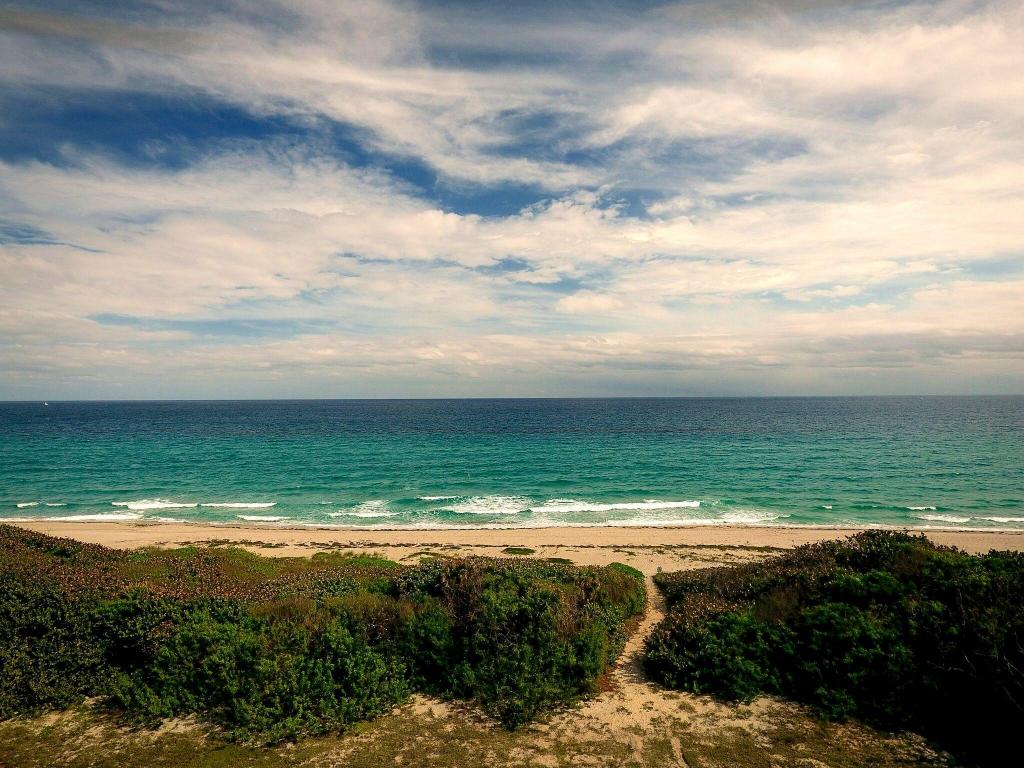 Hillsboro Mile - Land