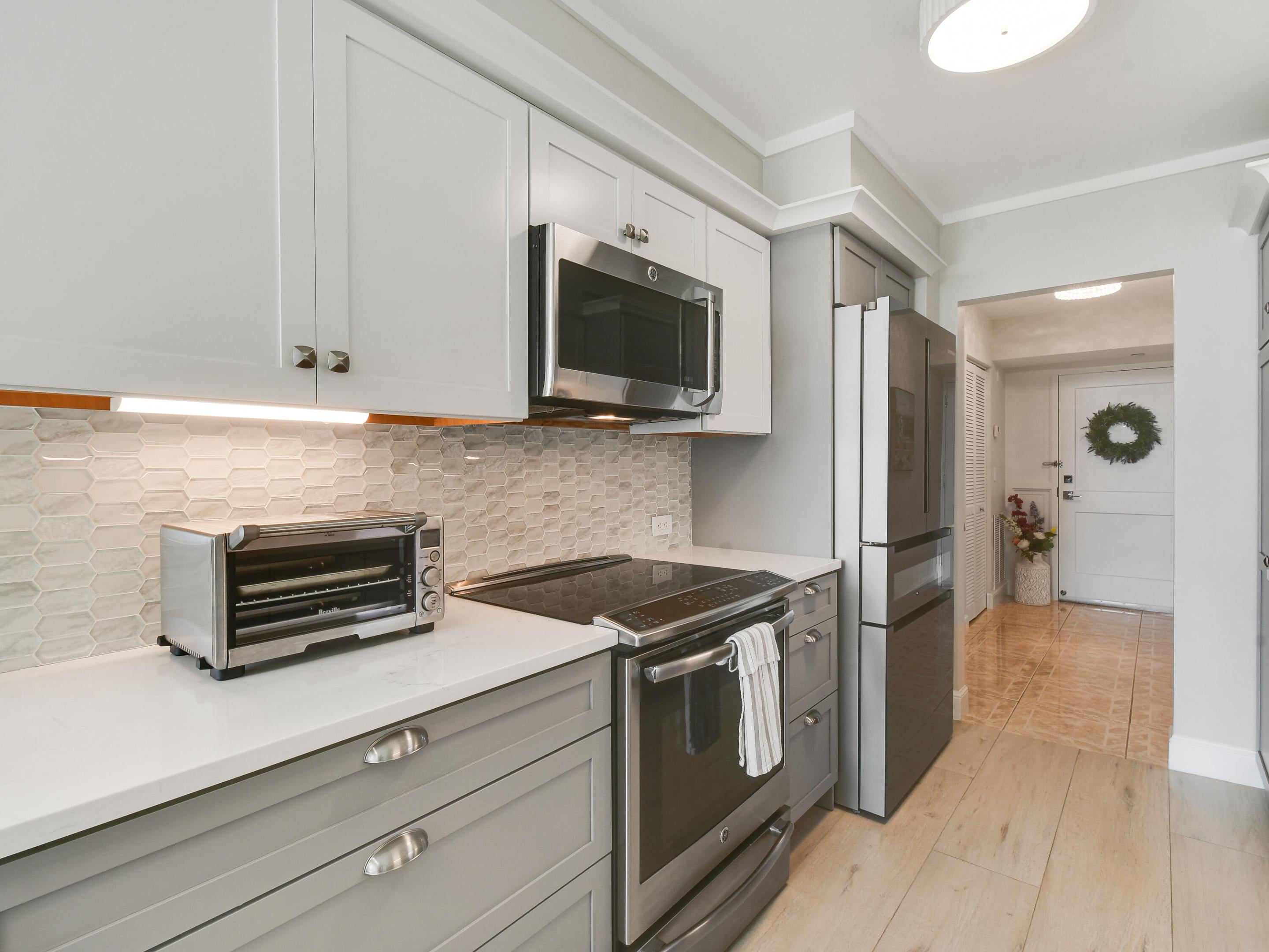 3400 N OCEAN Drive 908, Singer Island, FL, 33404/$999,750 2 3400 N OCEAN Drive 908