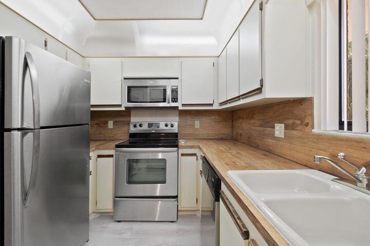 SHORES AT WELLINGTON COND - Residential