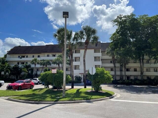 SHORES AT WELLINGTON COND - Residential