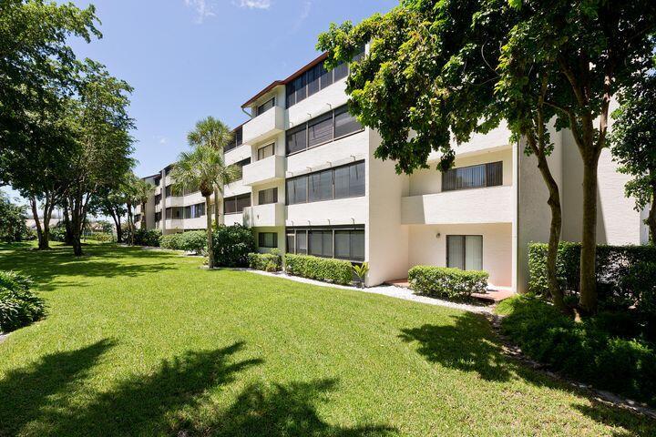 SHORES AT WELLINGTON COND - Residential