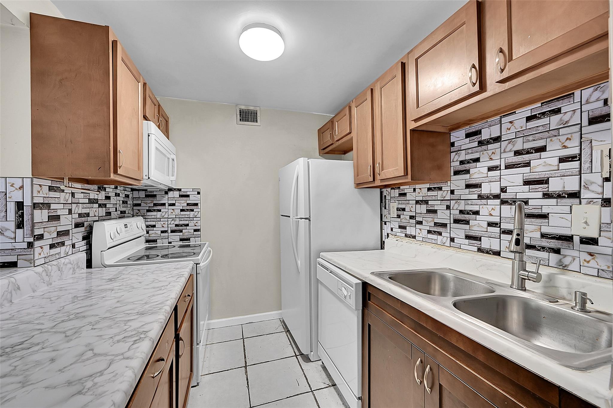 PALM VILLAS - Residential Lease