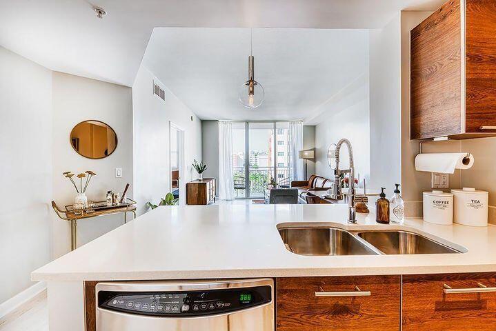 CITY PALMS CONDO - Residential Lease