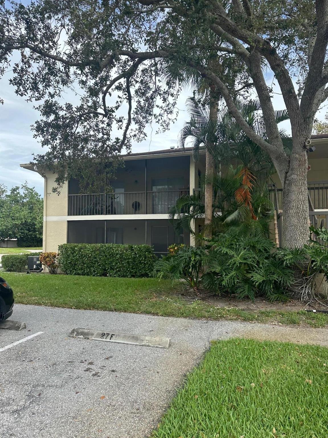 Spacious ground level unit, in conveniently located Chasewood North , Vinyl floors, open kitchen, patio 2 parking spaces. Community pool, tennis courts, close to shopping. A pet friendly community.