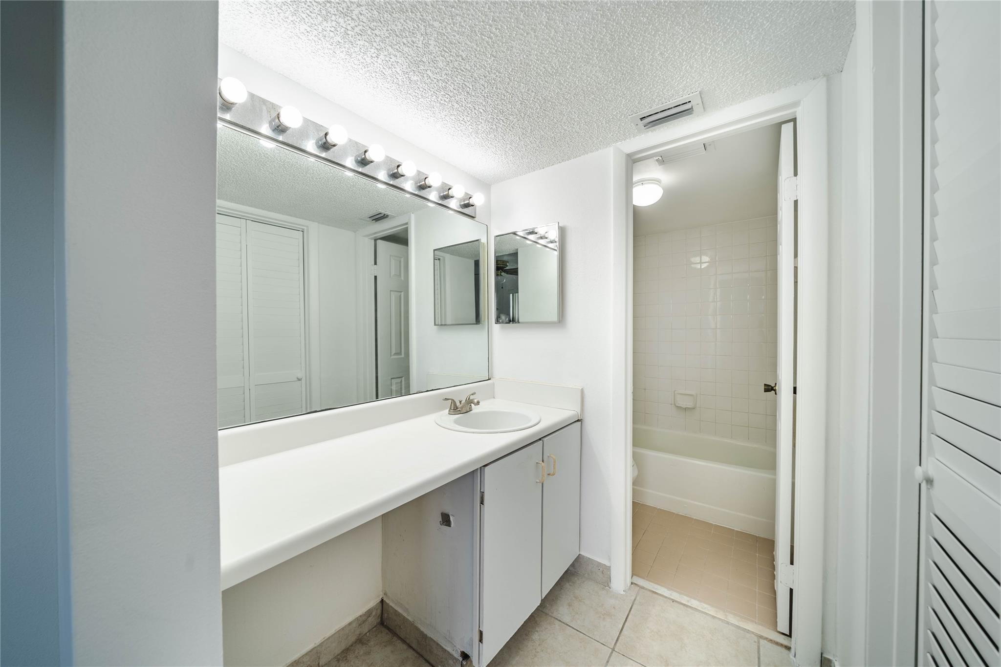 Lakeshore Condo - Residential Lease