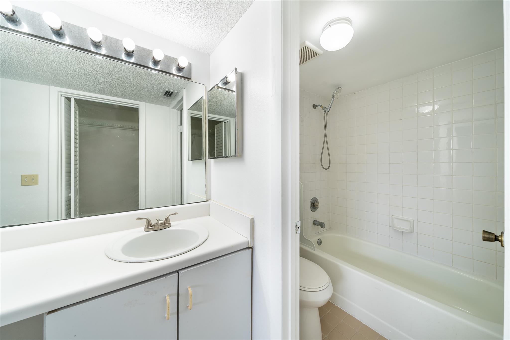 Lakeshore Condo - Residential Lease
