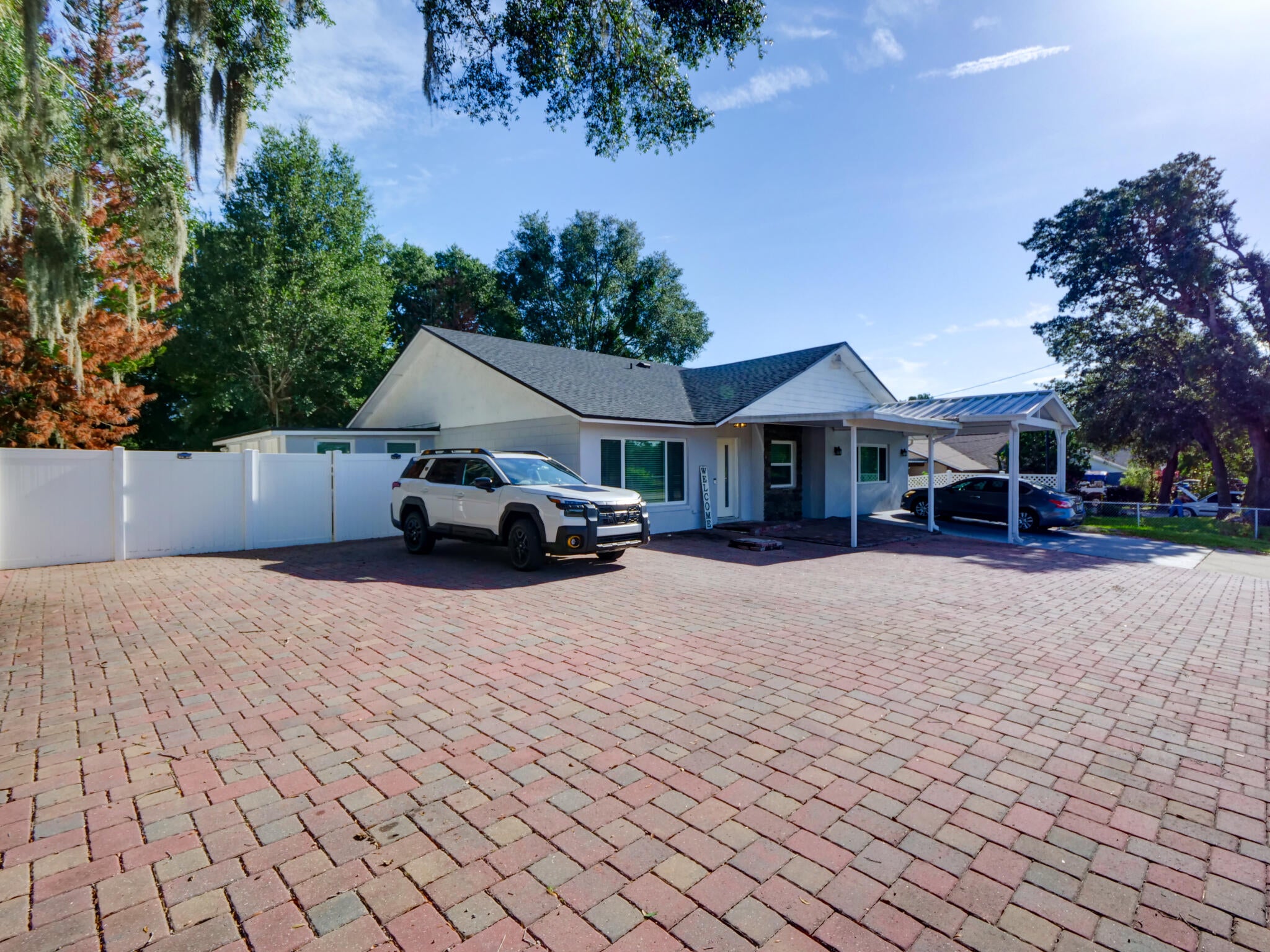 1915 E LAKE Drive