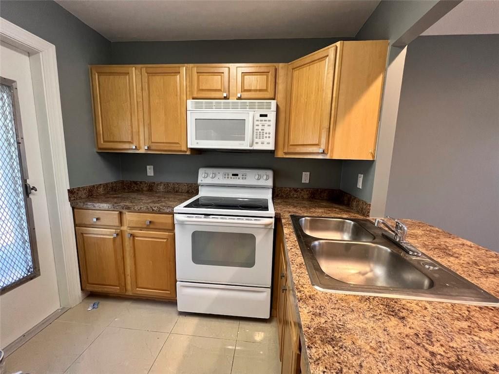 Photo of 610 SE 2nd Avenue #L21, Deerfield Beach, FL 33441 (MLS # B26025850)