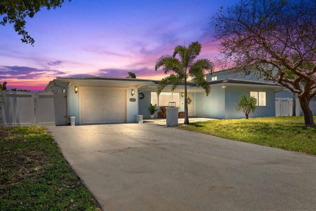 Photo of 2333 SE 11th Street, Pompano Beach, FL 33062 (MLS # R11081440)