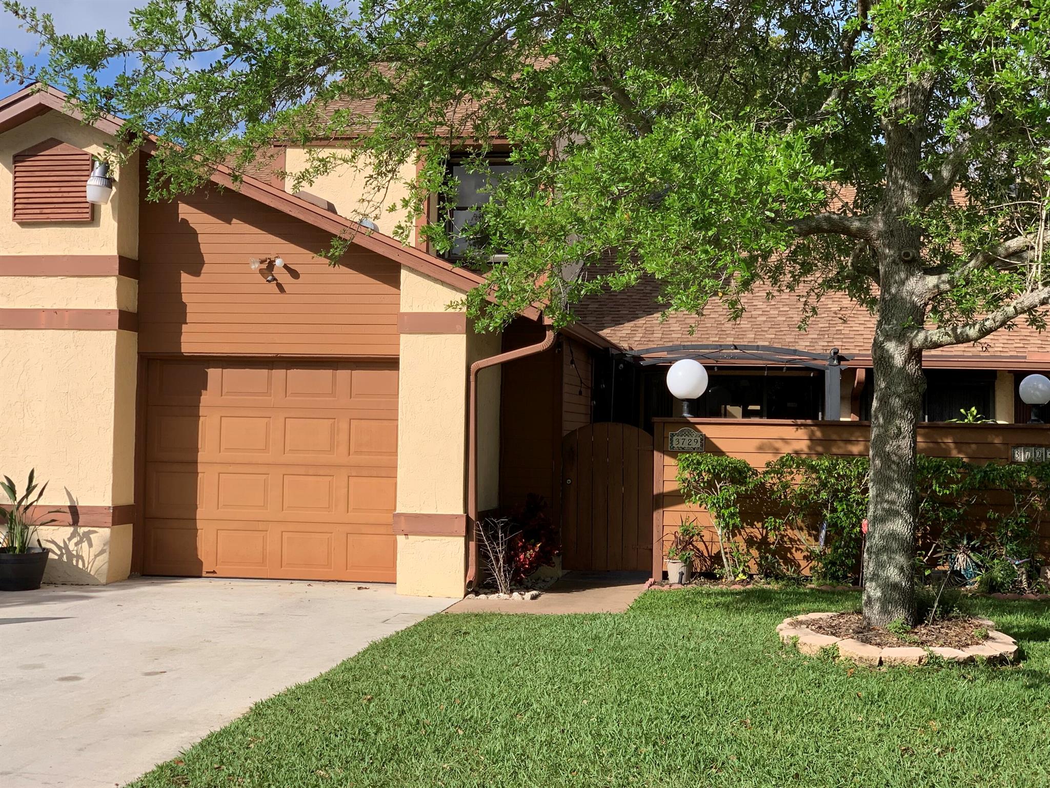 Vaulted ceiling throughout. Kitchen wood cabinets, marble counter kitchen top. Beautiful unit in a quiet town home on a lake, spacious and clean neighborhood in a well maintained community. Near to schools, I-95, shopping plazas, restaurants and supermarkets.