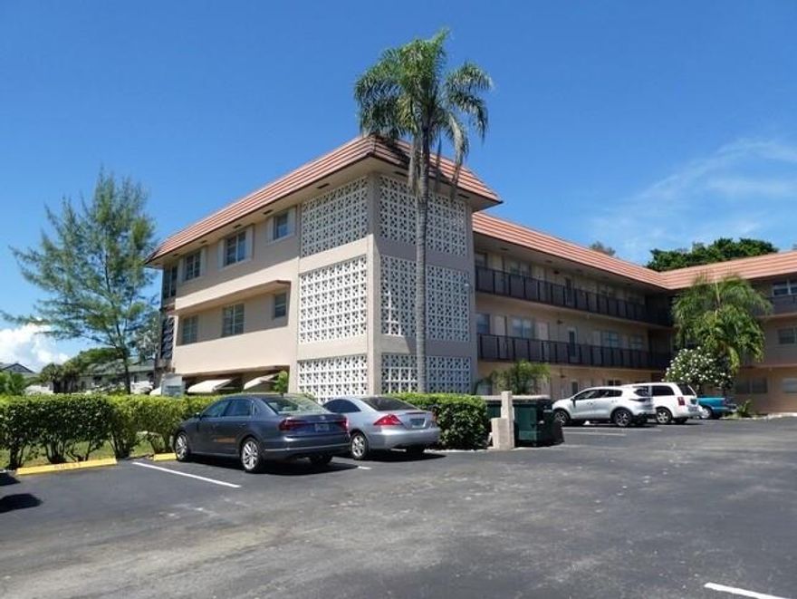 Beautiful condo with newly remodeled kitchen. First floor corner unit. Screened patio. This spacious unit will not last long on the market. The location is close to major highways, restaurants, shopping and only 10min from the beautiful beaches. Common laundry area. Community pool that is adjacent to the parking lot. The maintenance covers the pool service, trash, sewer and water.