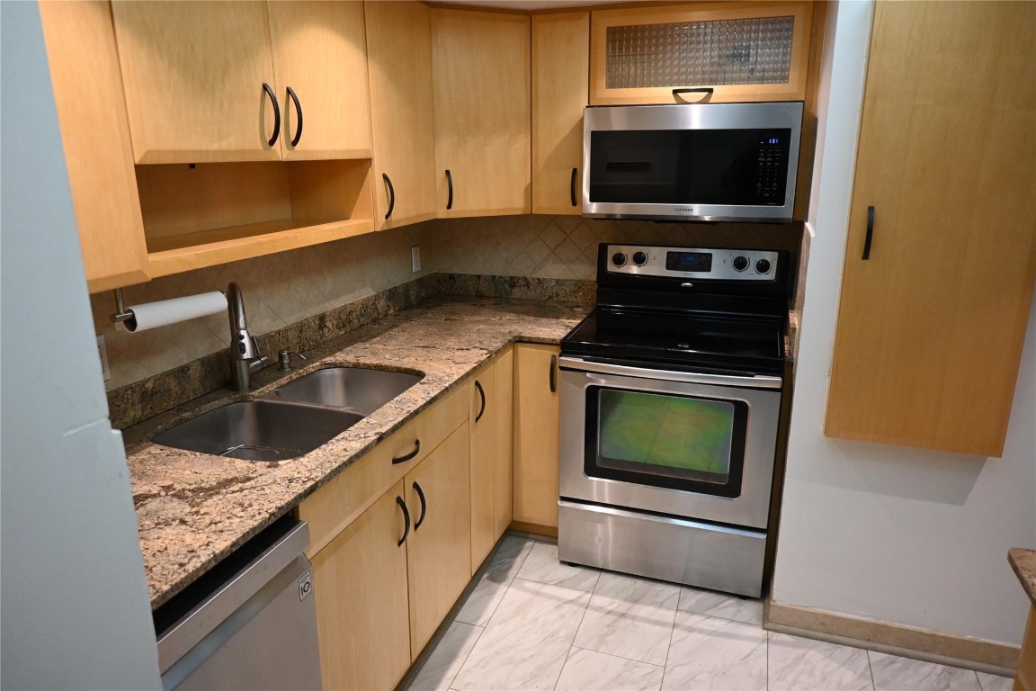 The Hampton Beach Club Co - Residential Lease