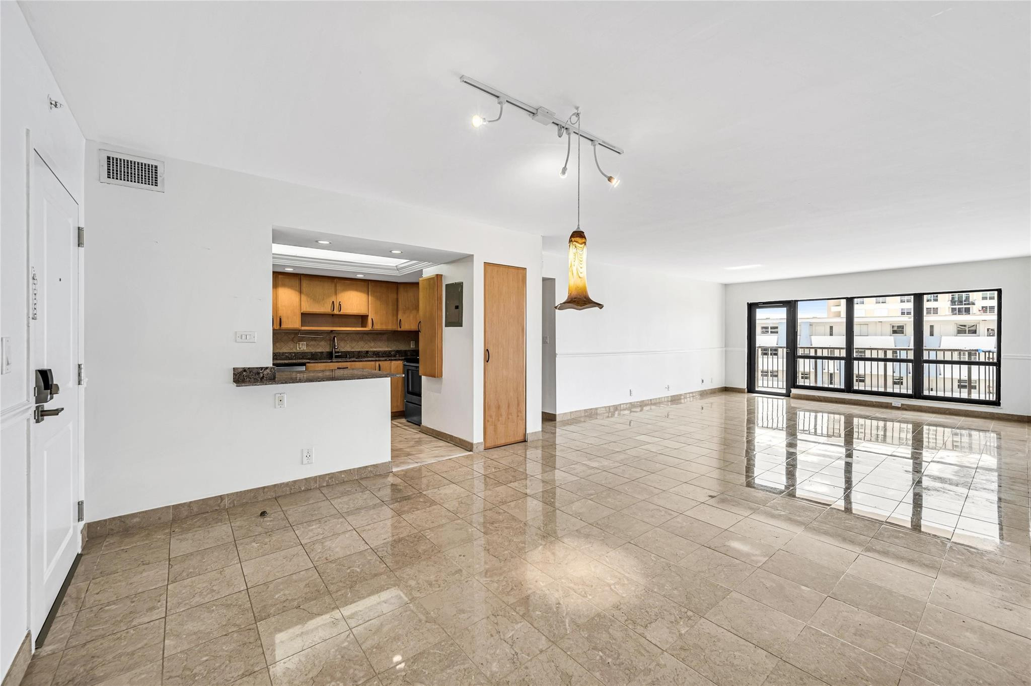 The Hampton Beach Club Co - Residential Lease