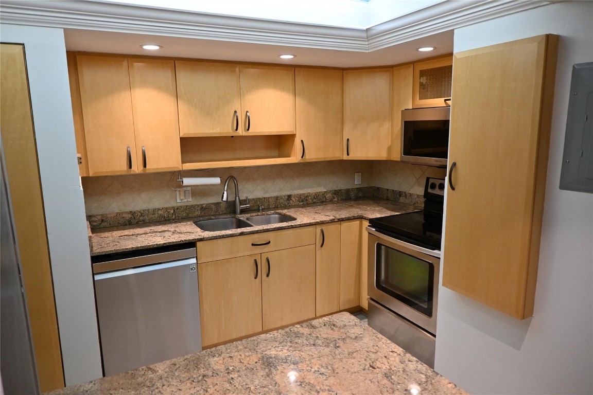 The Hampton Beach Club Co - Residential Lease