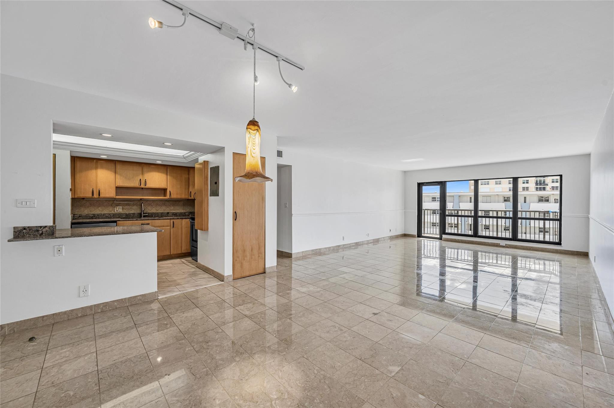 The Hampton Beach Club Co - Residential Lease