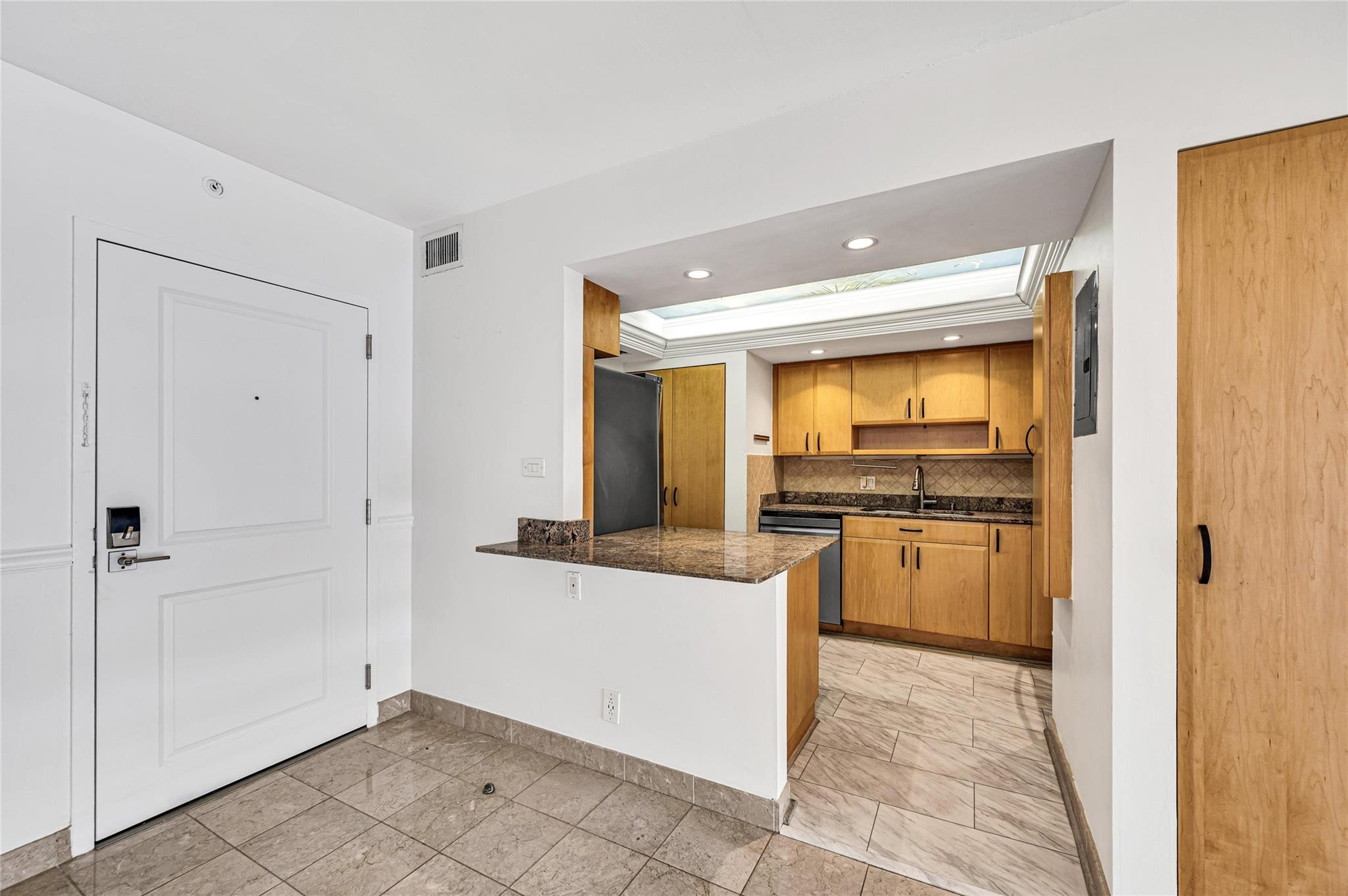 The Hampton Beach Club Co - Residential Lease