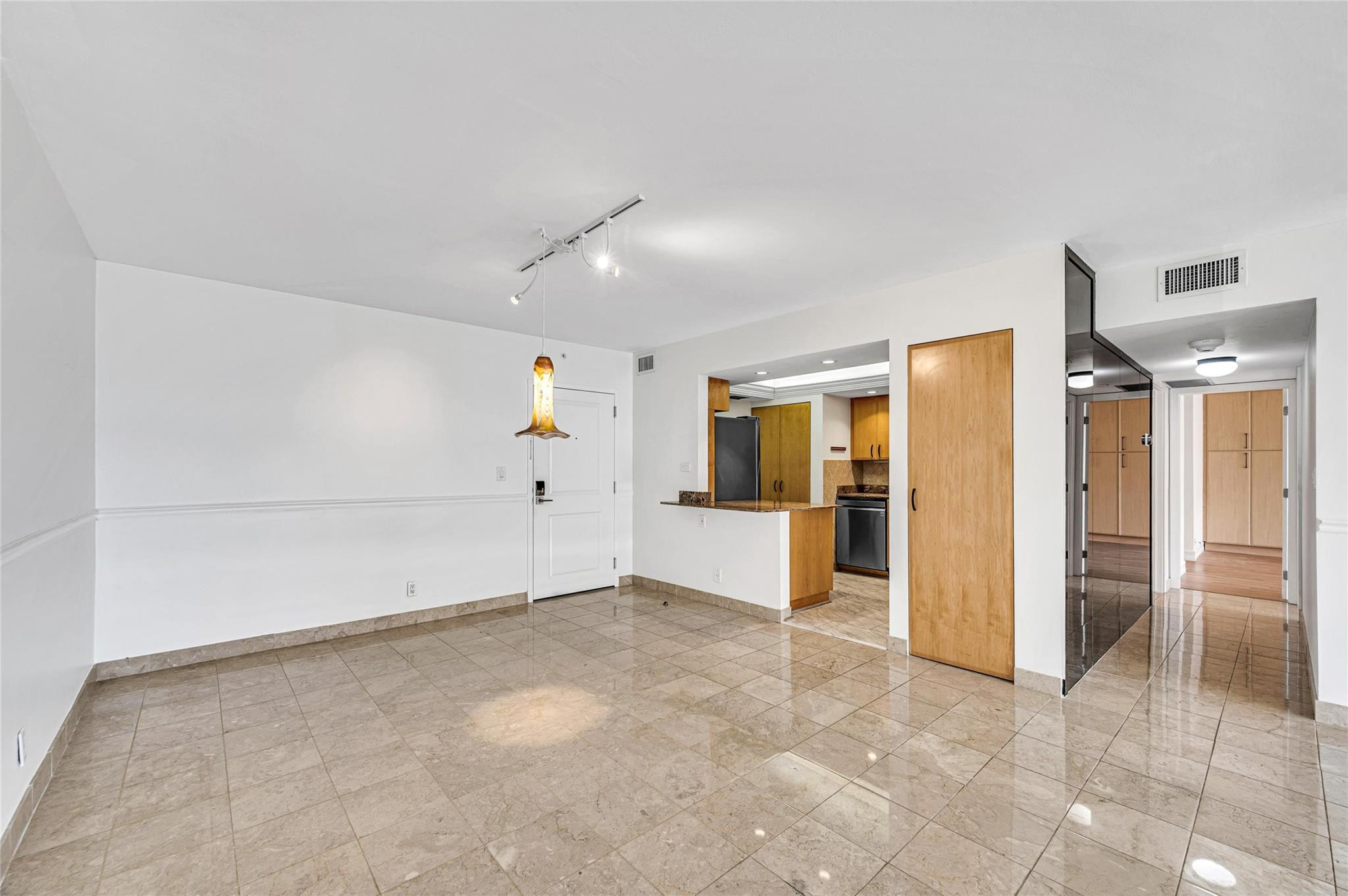 The Hampton Beach Club Co - Residential Lease