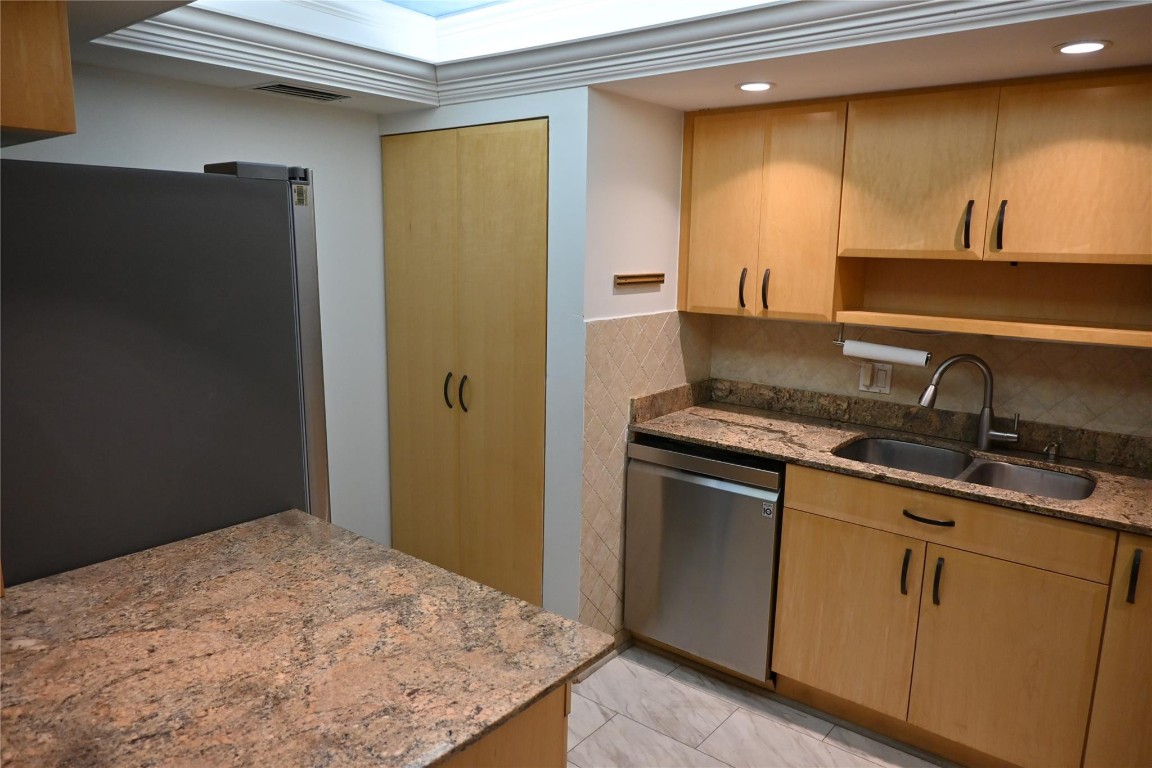 The Hampton Beach Club Co - Residential Lease