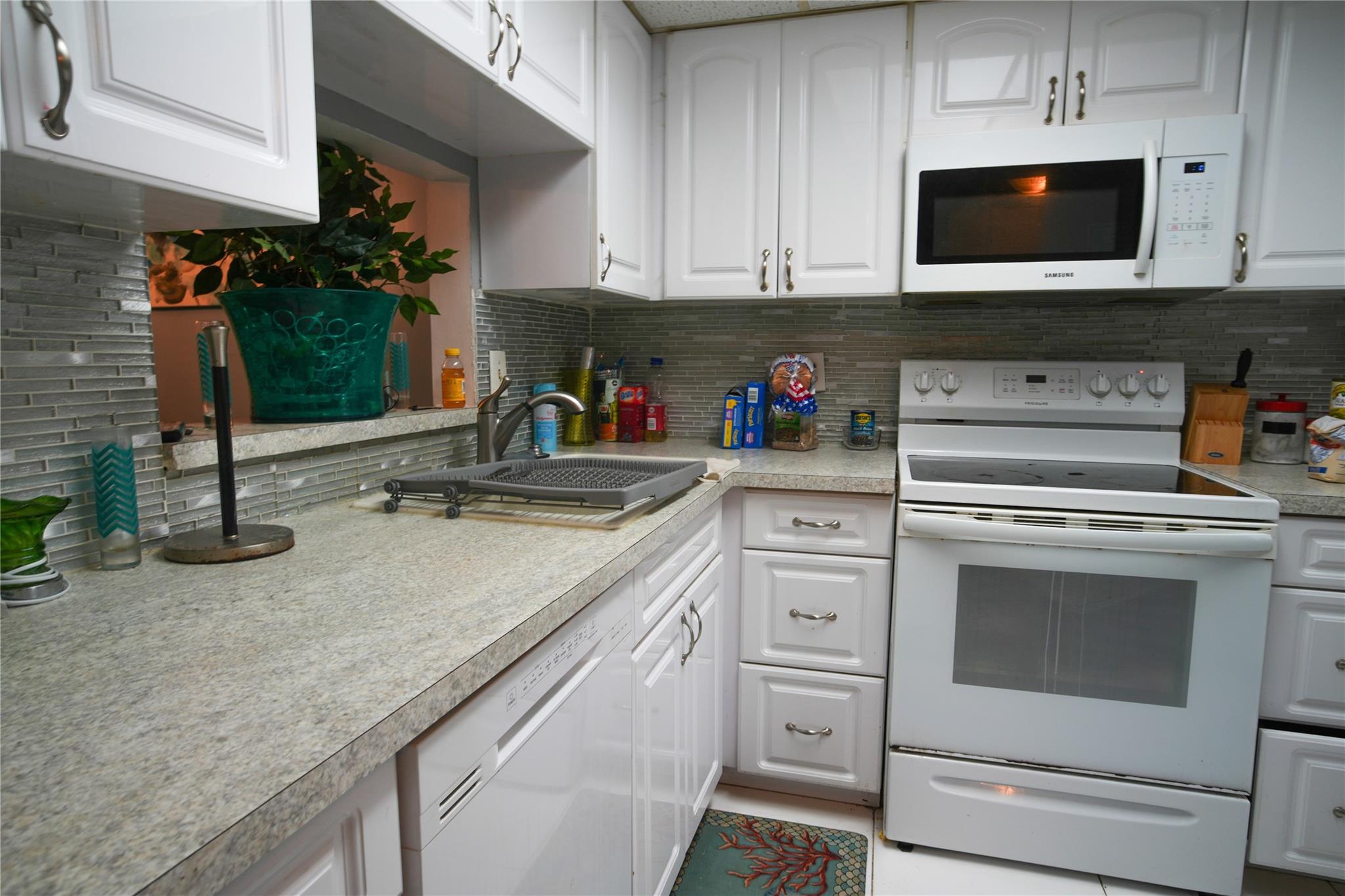 Beautiful 2-Bed/2-Bath Condo in 55+ Las Vistas – Priced to Sell!
Don’t miss this first-floor condo in the desirable Las Vistas community of Inverrary. Convenient parking is right at your door! This well-maintained home features crown molding, stylish white diagonal tile, and updated bathrooms with remodeled showers. Las Vistas is a 55+ community set on 17 acres with amazing amenities: 5 pools, 10 shuffleboard courts, clubhouse with card-room, library, kitchen, and recreation room. Association requires 600+ credit score and $35K+ income.