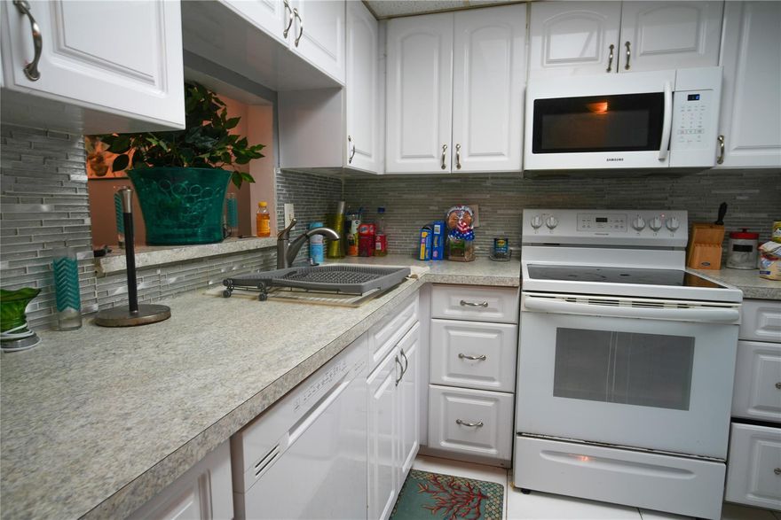Beautiful 2-Bed/2-Bath Condo in 55+ Las Vistas – Priced to Sell!
Don’t miss this first-floor condo in the desirable Las Vistas community of Inverrary. Convenient parking is right at your door! This well-maintained home features crown molding, stylish white diagonal tile, and updated bathrooms with remodeled showers. Las Vistas is a 55+ community set on 17 acres with amazing amenities: 5 pools, 10 shuffleboard courts, clubhouse with card-room, library, kitchen, and recreation room. Association requires 600+ credit score and $35K+ income.