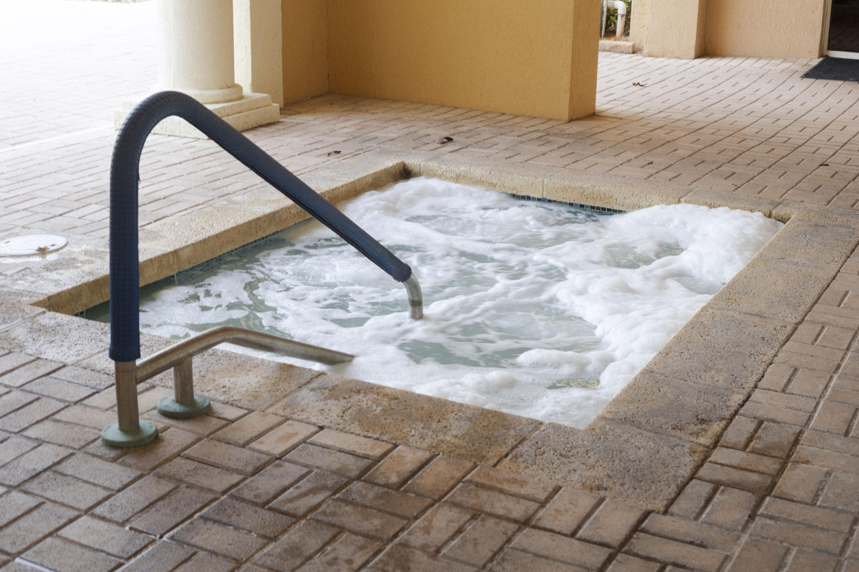 HYPOLUXOS MARINERS CAY CONDO - Residential