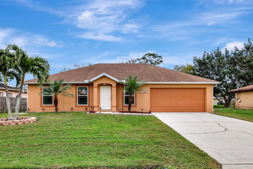 Photo of 1329 SW Hibiscus Street, Port Saint Lucie, FL 34983 (MLS # R10953166)
