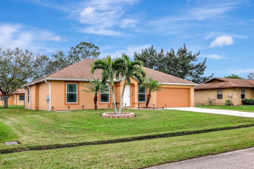 Photo of 1329 SW Hibiscus Street, Port Saint Lucie, FL 34983 (MLS # R10953166)