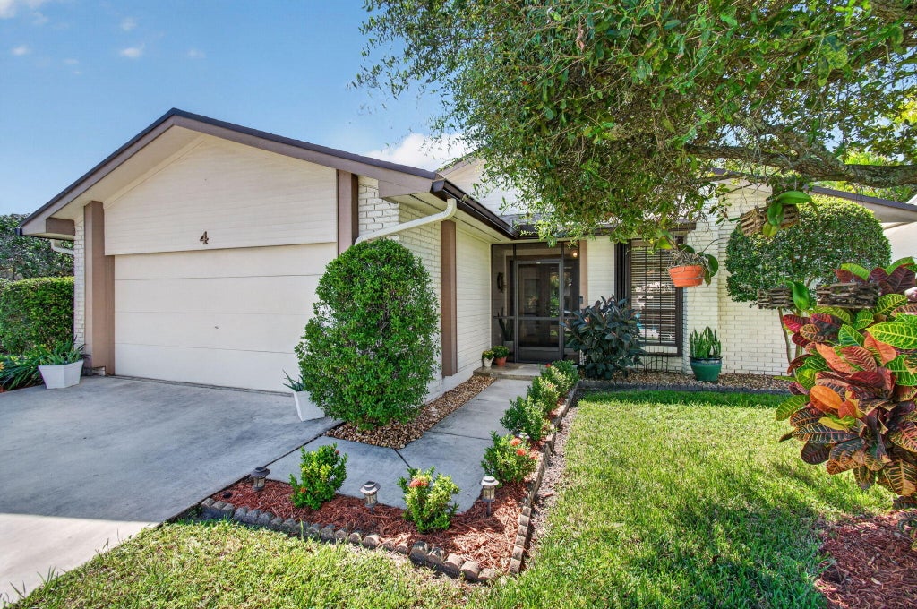 Photo of 4 Fawlkland Circle, Boynton Beach, FL 33426 (MLS # B26085173)