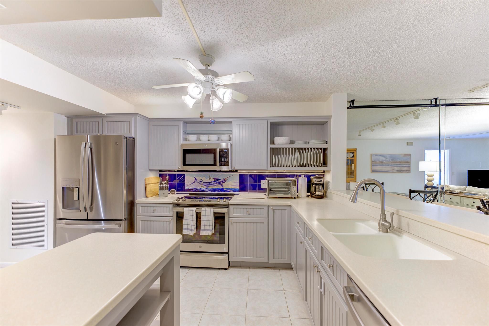 2571 NE Ocean Boulevard 104, Stuart, FL, 34996/$650,000 2 2571 NE Ocean Boulevard 104