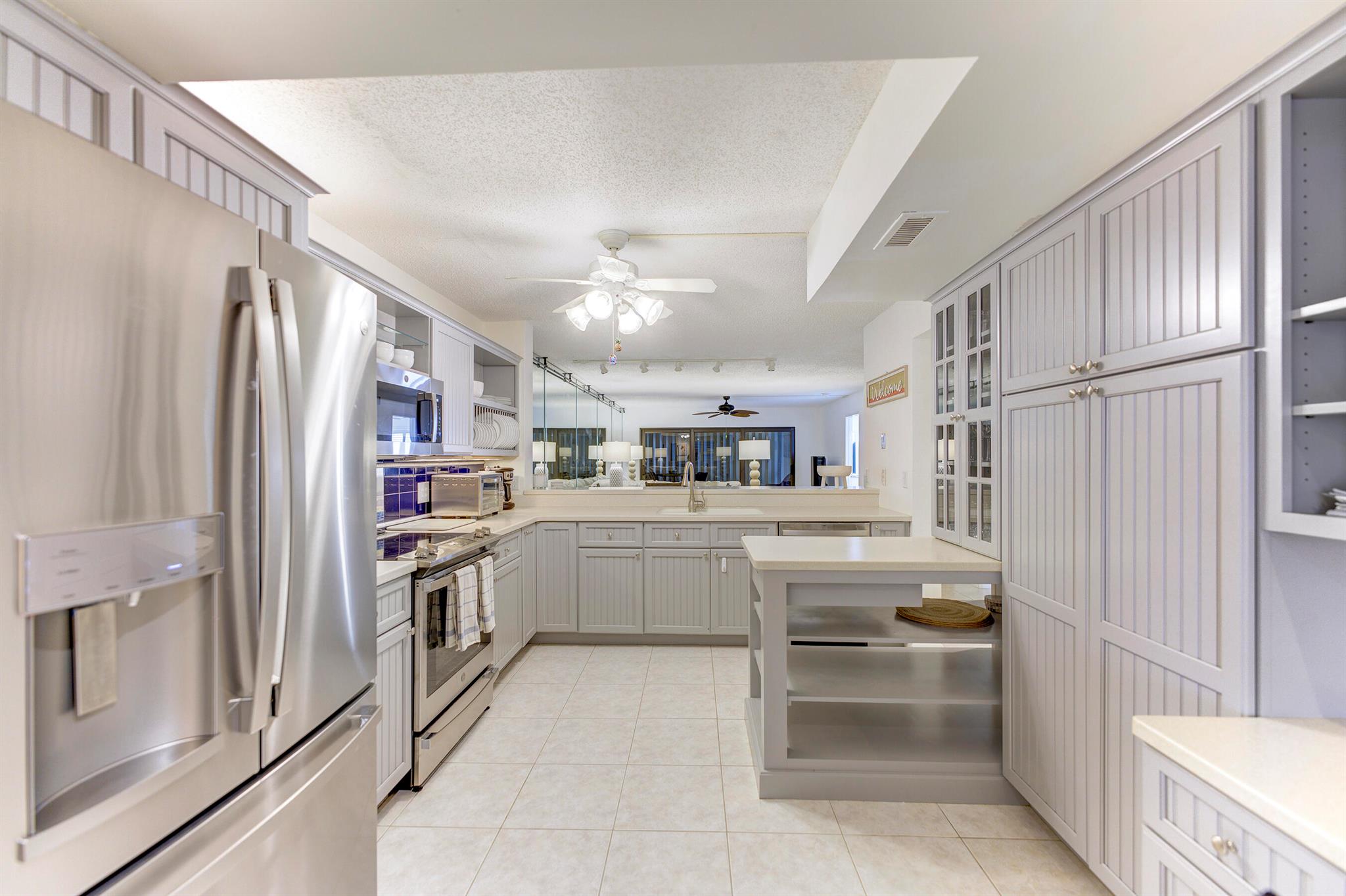 2571 NE Ocean Boulevard 104, Stuart, FL, 34996/$650,000 4 2571 NE Ocean Boulevard 104