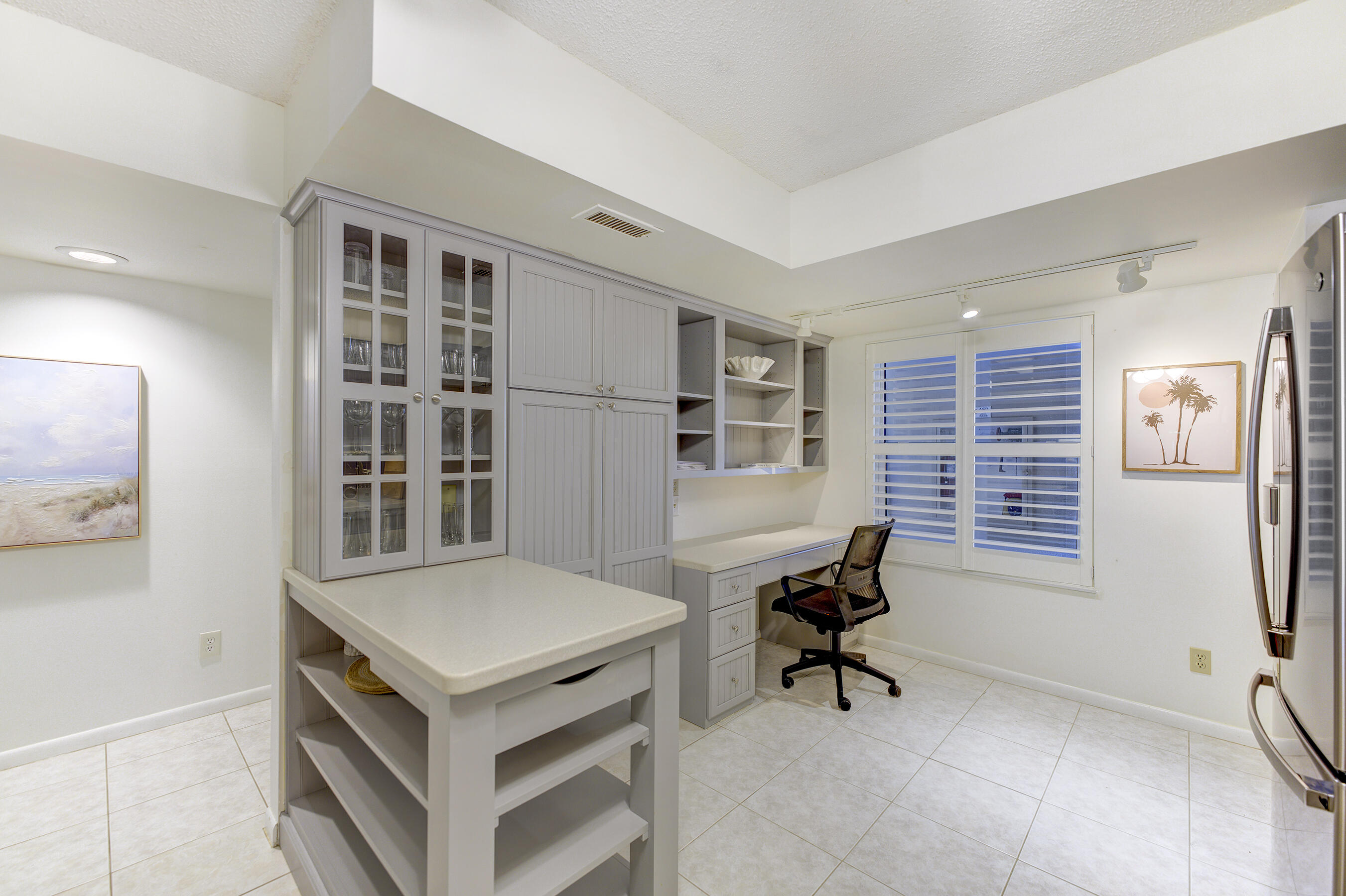 2571 NE Ocean Boulevard 104