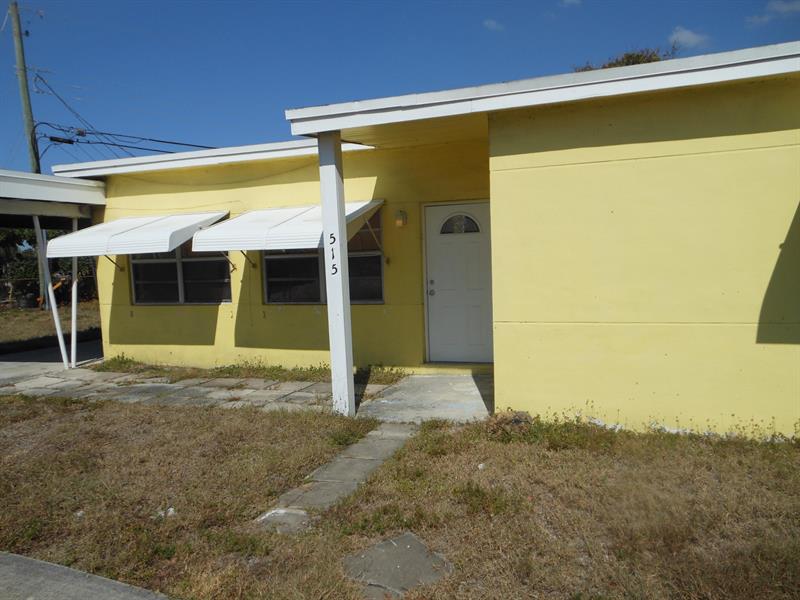 PROERTY WITH LARGE FENCED IN BACKYARD, WASHER/DRYER HOOKUP IN SEPERATE ROOM