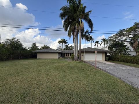 Photo of 418 Alamanda Dr, Hallandale Beach, FL 33009 (MLS # F10534427)