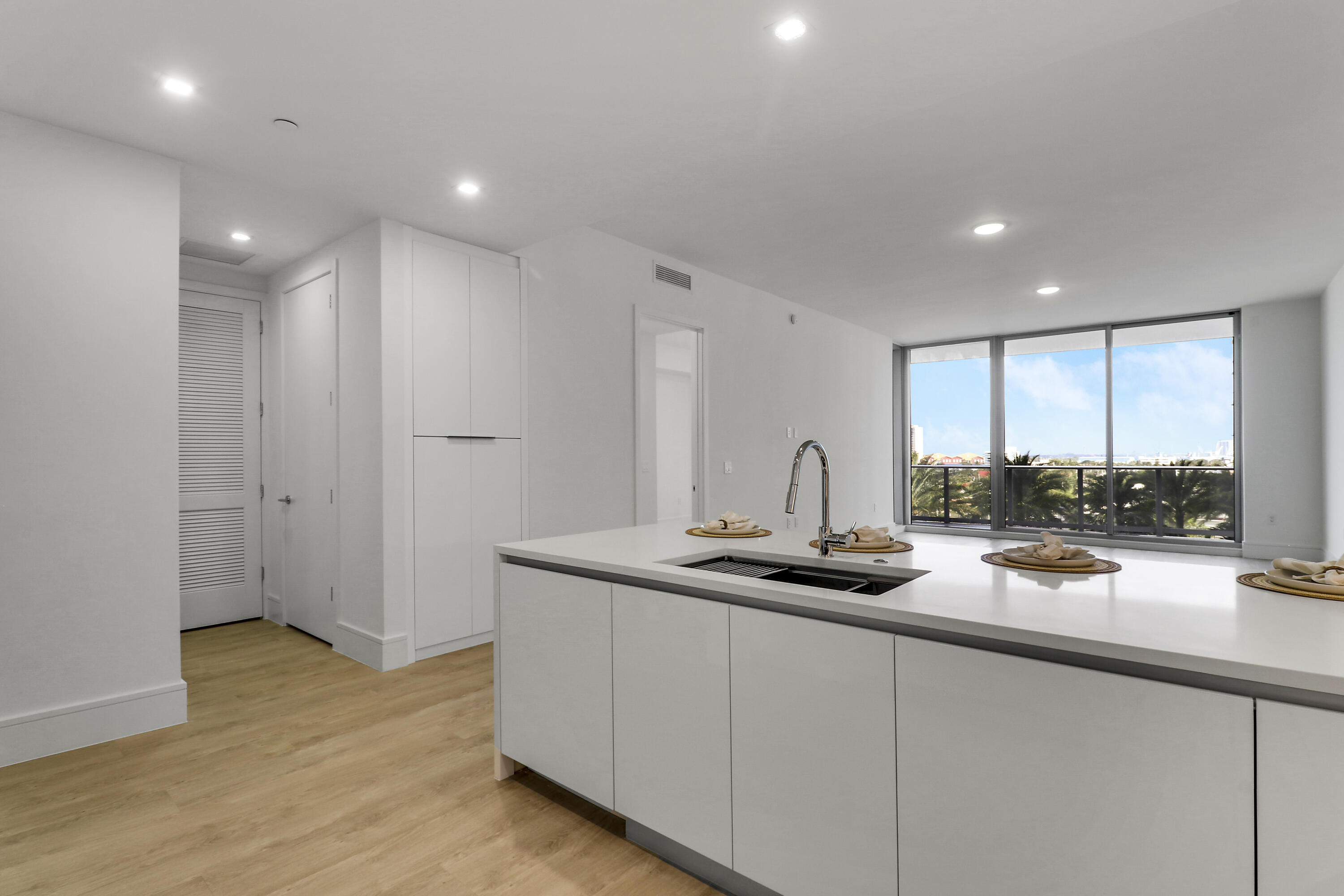 220 Lake Shore Drive 815