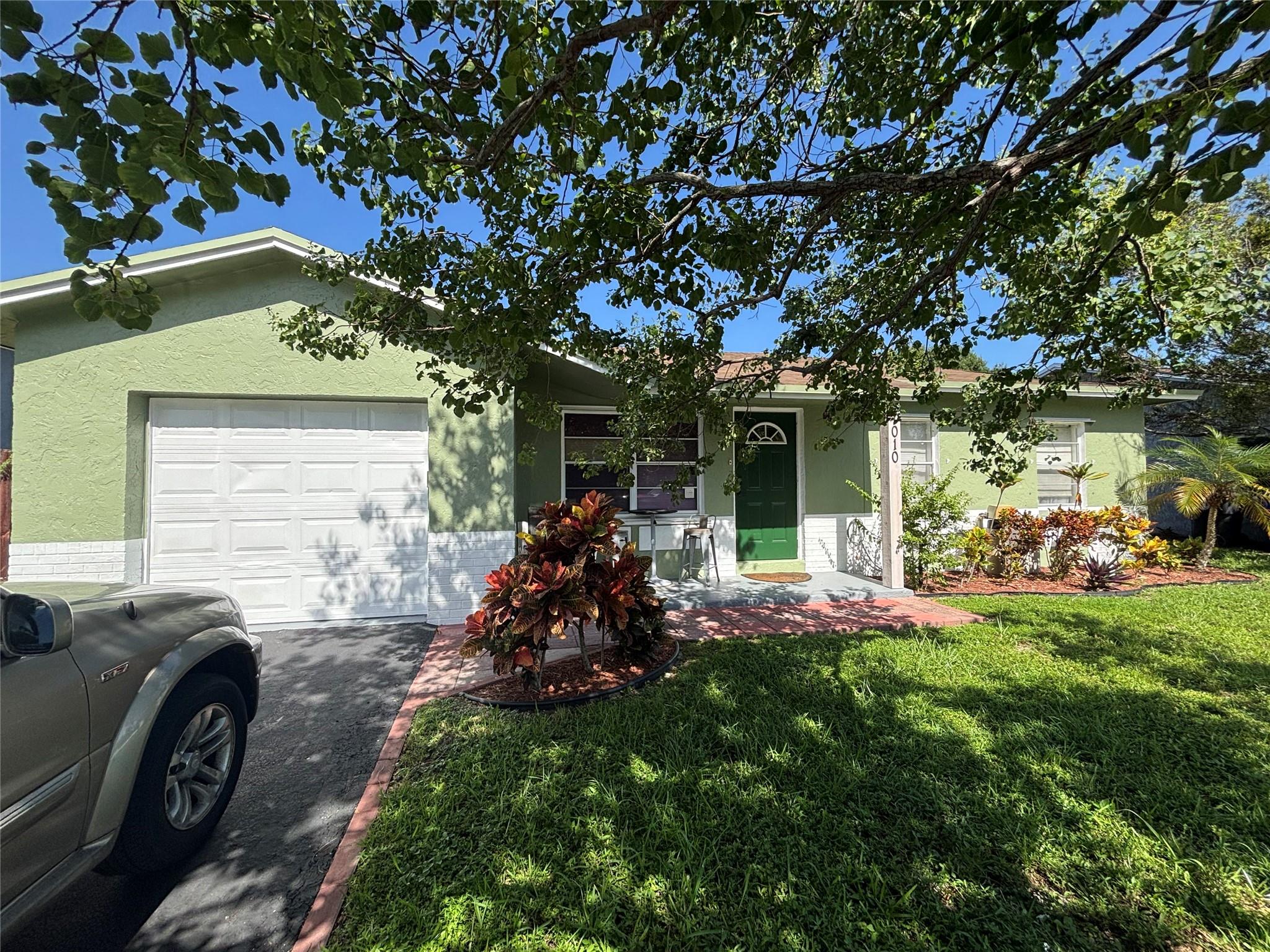 Beautiful modern house in a good location, featuring a huge fence backyard, half of garage converted into a 4th bedroom which can easily be removed if desired. the property is in excellent condition, and move in ready. FEATURES A WATER PURIFICATION SYSTEM, providing
clean and safe water. NO HOA. FAST APPROVAL