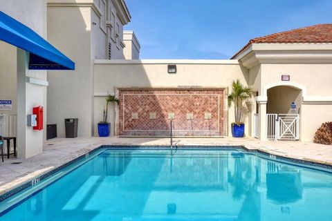 Condominium in West Palm Beach FL 201 Narcissus Avenue Ave 17.jpg