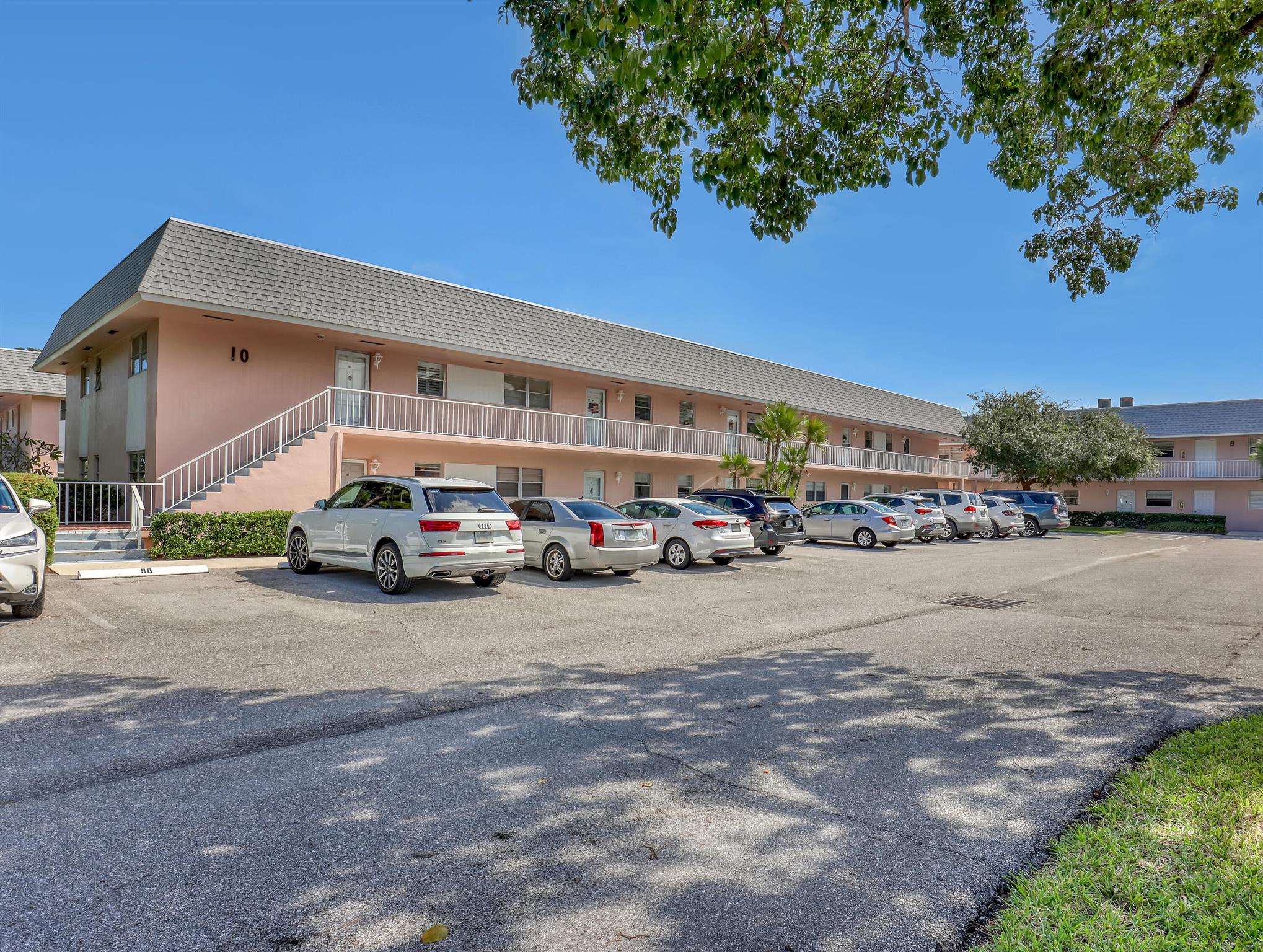 View photos, virtual tours, details... 18081 SE Country Club Drive 10-91