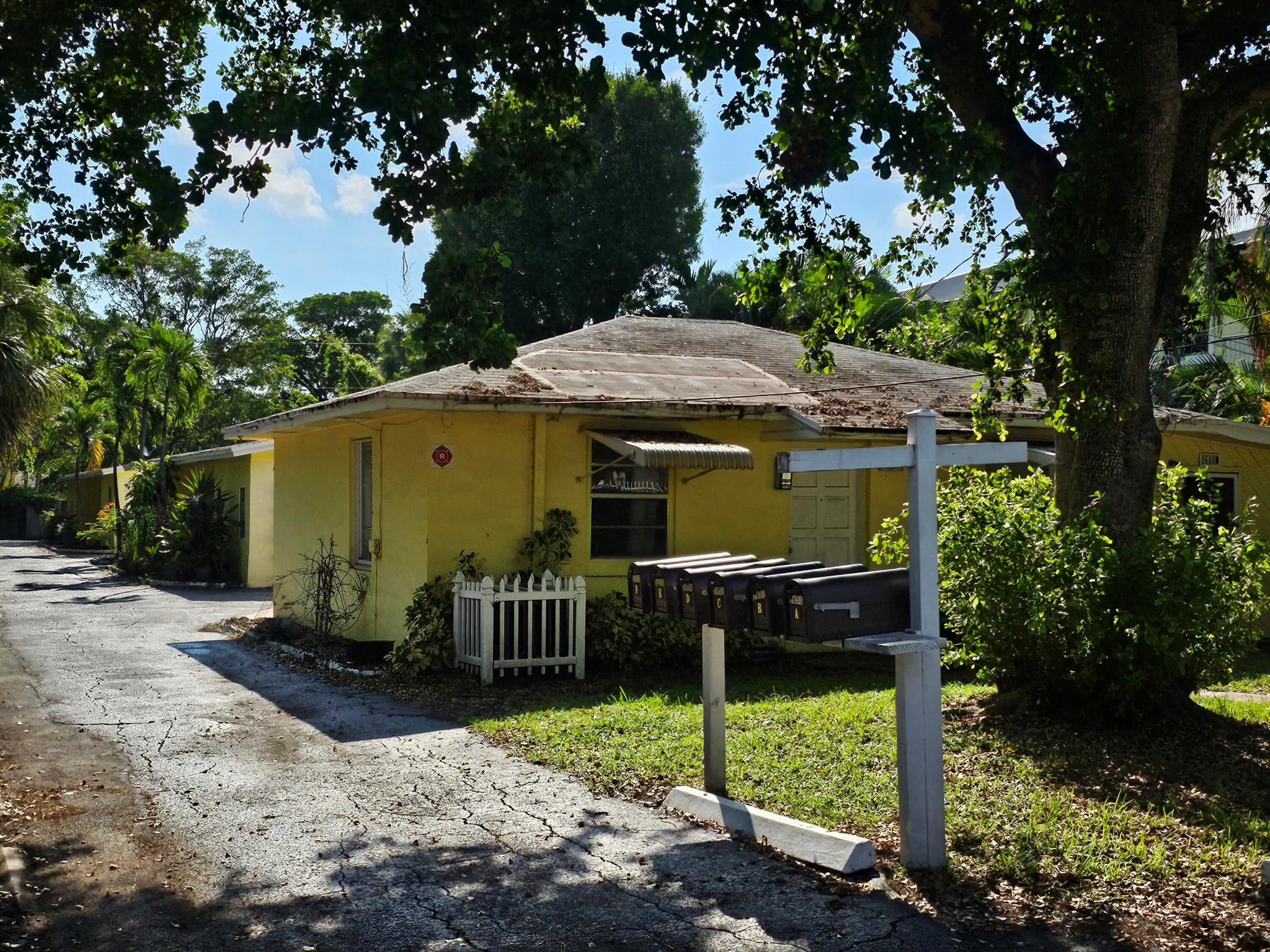 Location Location Location. Rarely Available remodeled 3/1 in the heart of Wilton Manors. It is 2 blocks north of World Famous Wilton Drive. New Appliances, Cabinets, Paint, and AC. Full-size washer and dryer. Fast application process for qualified tenants. Unit is vacant and easy to show. Walk within minutes to all the shoppes and restaurants. Easy access to I95 and only 15 minutes to Fort Lauderdale Airport.