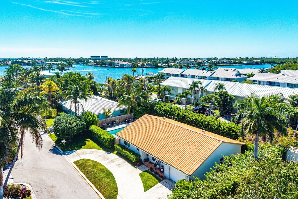 Photo of 804 South Road, Boynton Beach, FL 33435 (MLS # B26018289)