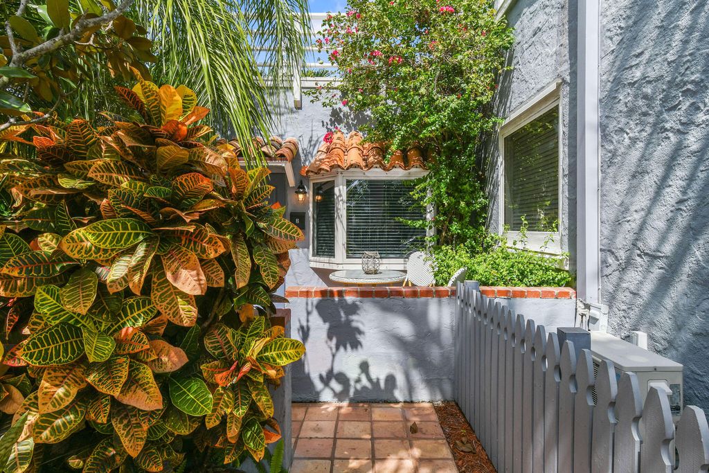 Photo of 605 N Lakeside Drive, Lake Worth Beach, FL 33460 (MLS # B26013189)