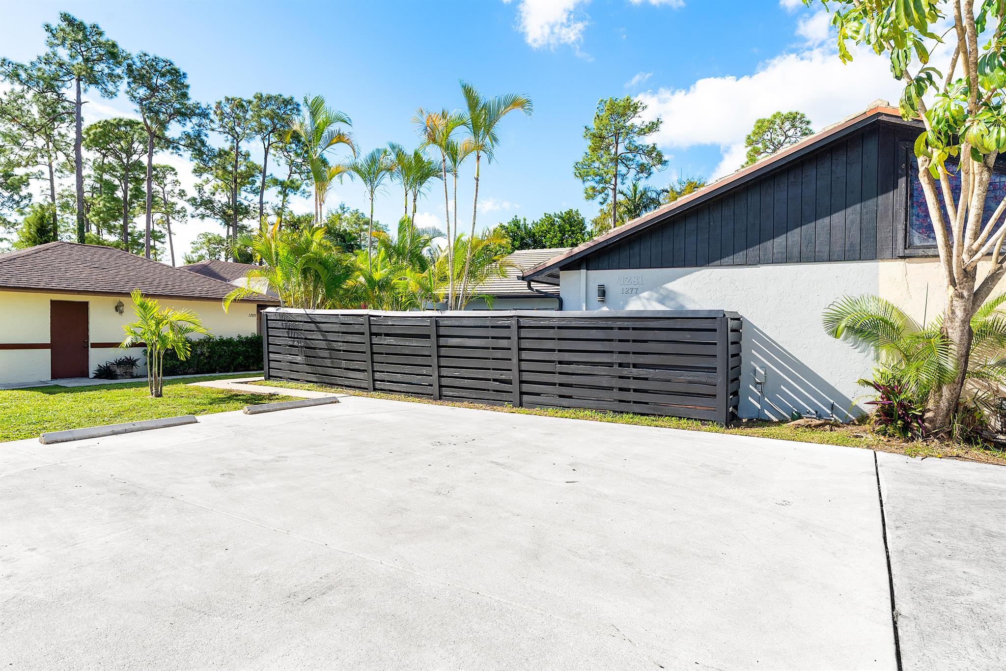 SUGAR POND MANOR OF WELLI - Residential