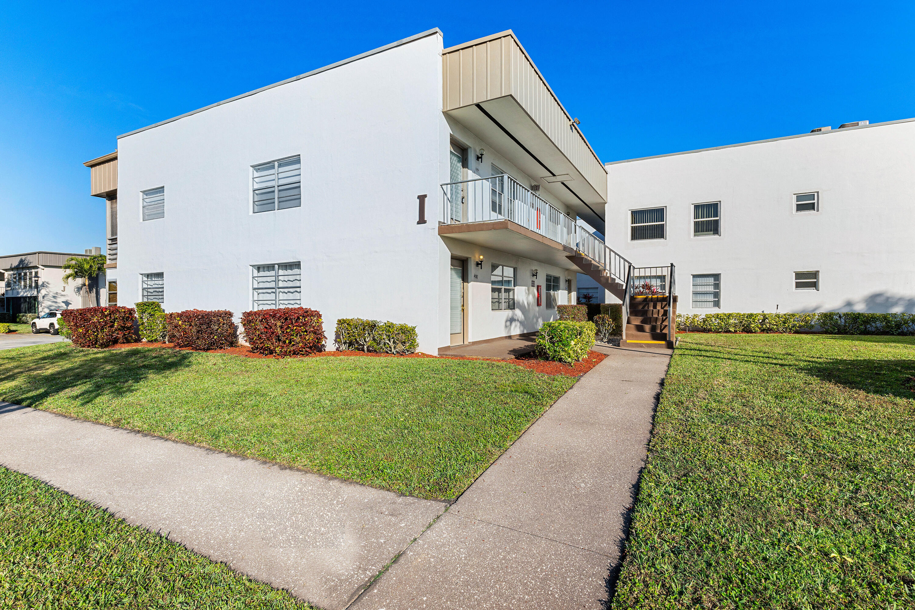 Beautifully Remodeled Corner Unit!Move right into this stunning 1 Bedroom, 1.5 Bathroom condo in the highly desirable Kings Point community. Recently updated with a brand-new kitchen, stylish flooring, fresh paint, and fully renovated master and guest baths, this home is truly turnkey. This unit may be rented Annually or Seasonally.Relax and unwind on your screened balcony overlooking the golf course, or enjoy the convenience of in-unit laundry. Offered furnished, this condo makes for an effortless move-in experience.Kings Point is a vibrant 55+ active community in Delray Beach, FL, offering an abundance of amenities including multiple pools, golf, bocce ball, a shuttle bus, clubs, organizations, and endless activities to enjoy.