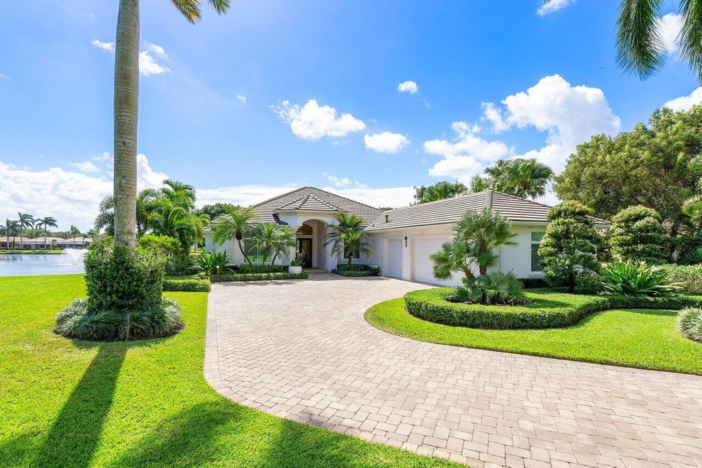 Photo of 52 Bermuda Lake Drive, Palm Beach Gardens, FL 33418 (MLS # R10937760)