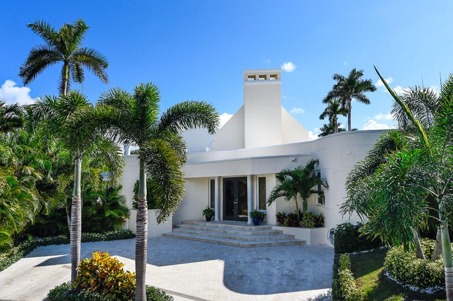 Pristine 3BR/3.5BA contemporary home on quiet cul-da-sac in the North End with easy ocean access. Light and bright featuring oversized living room with soaring 20 foot ceilings, gourmet eat-in kitchen with Thermador appliances, master suite with adjacent courtyard, 2 car garage, and 32' pool. Highest quality finishings include marble flooring, impact glass, and beautiful landscaping.