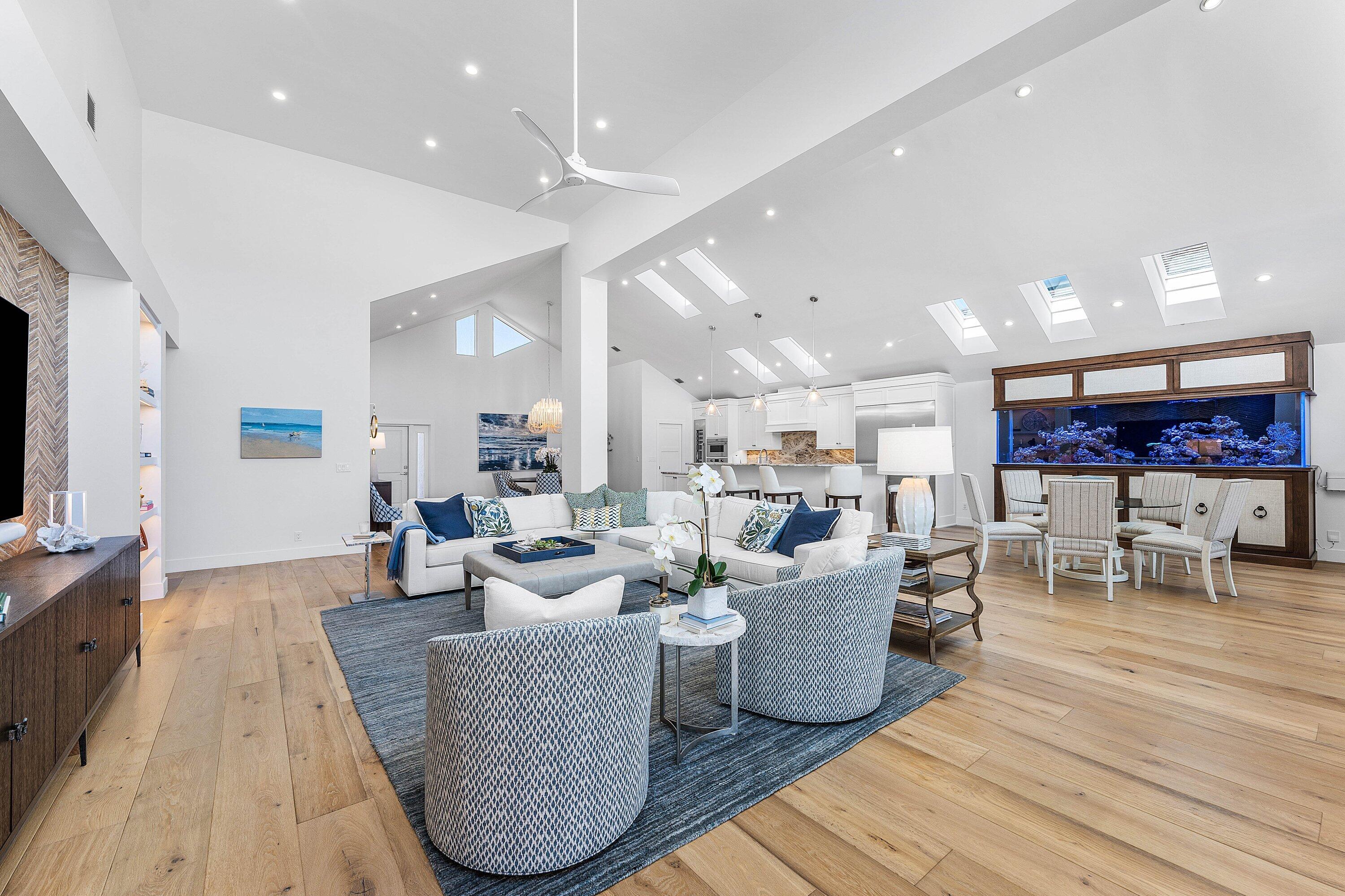 6933 SE Harbor Circle