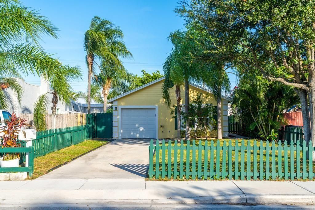 Photo of 414 N H Street, Lake Worth Beach, FL 33460 (MLS # F10436412)