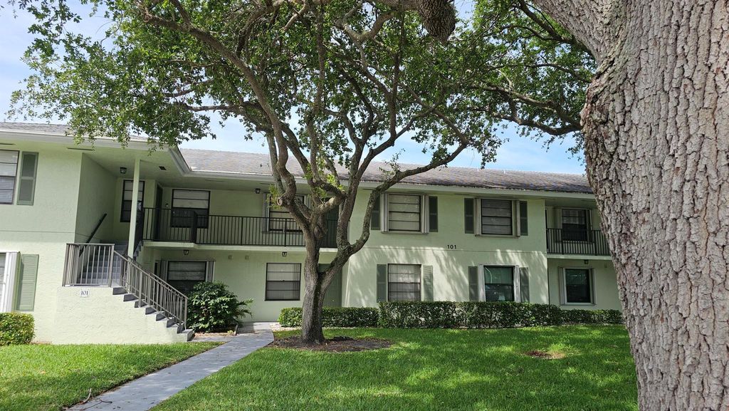 Photo of 101 Sabal Ridge Circle #E, Palm Beach Gardens, FL 33418 (MLS # R10977808)