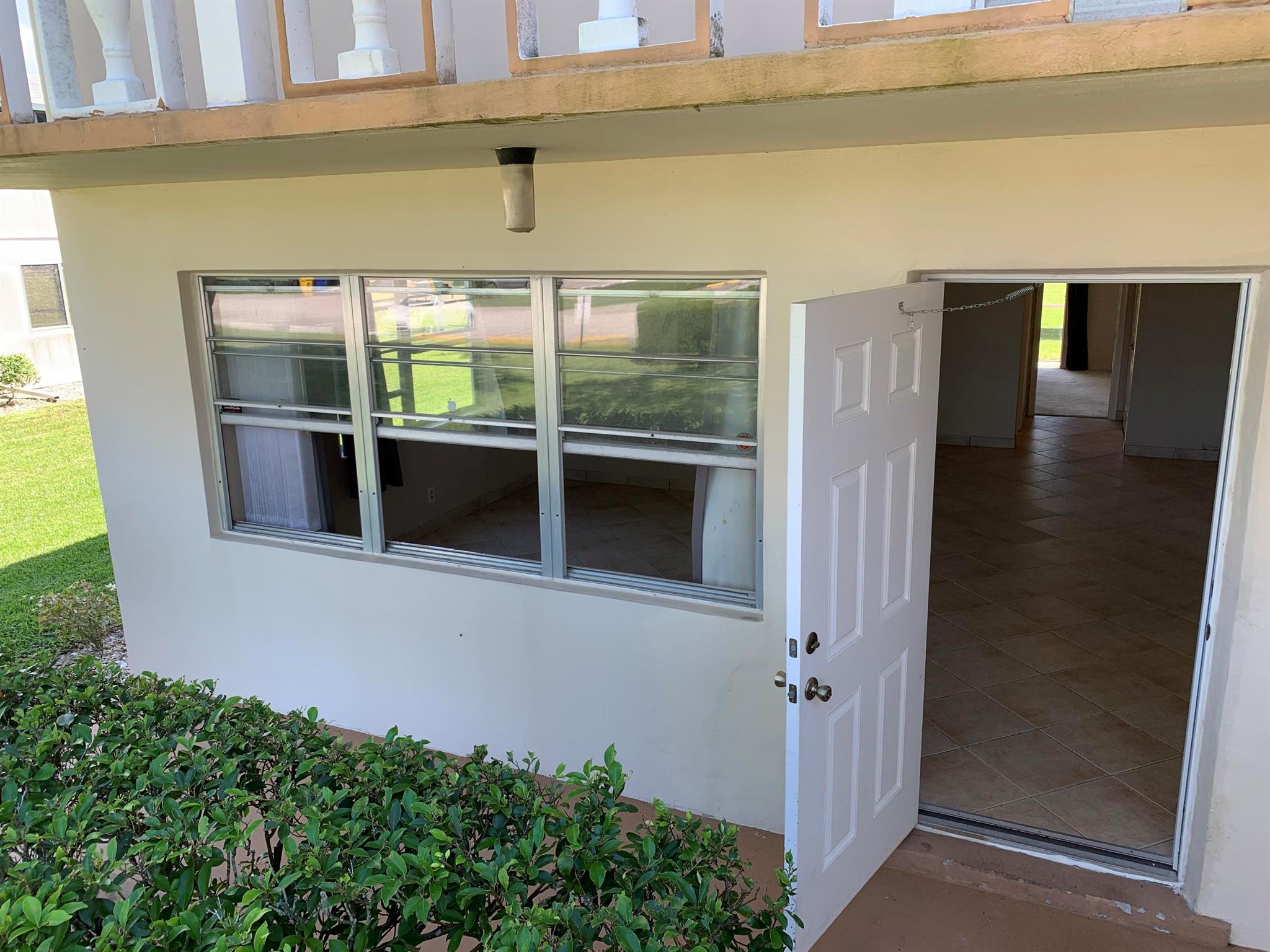55 PLUS - *UPDATED 1ST FL, CORNER UNIT, BIRGHT & AIRY - TILED THROUGHOUT. NICE QUIET AREA, COMMUNITY HAS AN ABUNDANCE OF AMENITIES INCLUDING COURTESY BUSES, THEATER, MANY POOLS, DANCES, TENNIS, BOCCE, SAILING. & MORE. CENTRALLY LOCATED IN PALM BEAH COUNTY